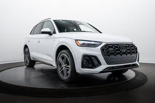 Glacier White Metallic 2023 Audi Q5 55 S line Prestige