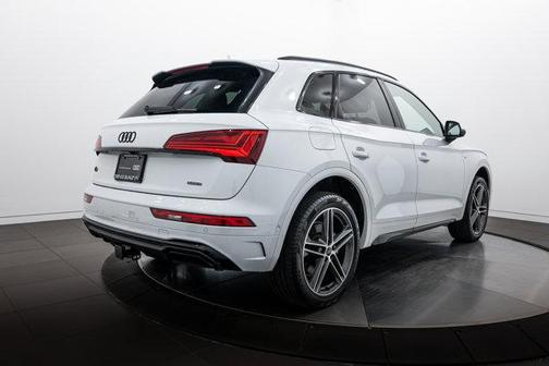 Glacier White Metallic 2023 Audi Q5 55 S line Prestige