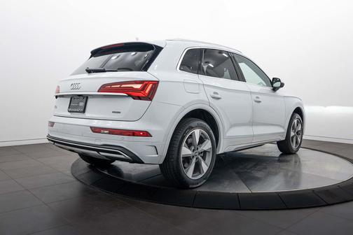 Glacier White Metallic 2024 Audi Q5 40 Premium Plus