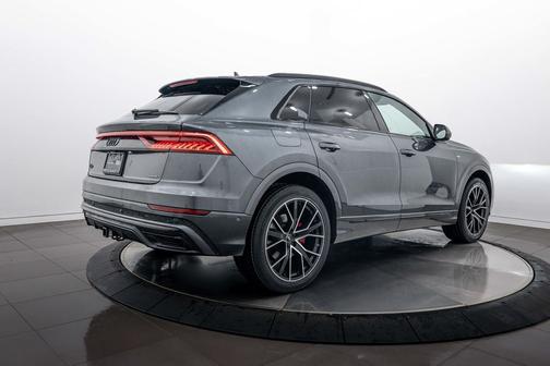 Daytona Gray Pearl Effect 2023 Audi Q8 55 Prestige