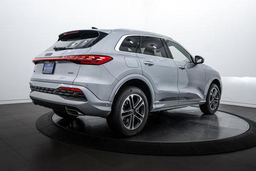 Florett Silver Metallic 2025 Audi Q5 Premium Plus