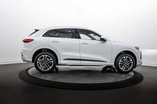 Glacier White Metallic 2025 Audi Q5 Premium Plus