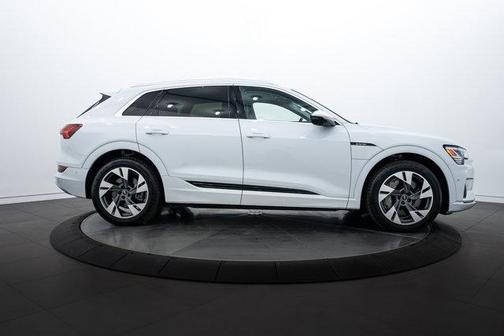 2022 Audi e-tron Premium Plus