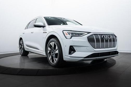 2022 Audi e-tron Premium Plus