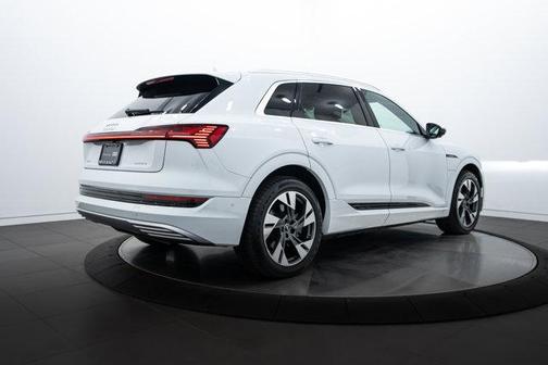 2022 Audi e-tron Premium Plus