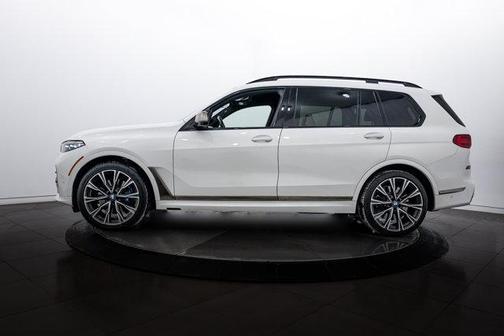 2022 BMW X7 M50i