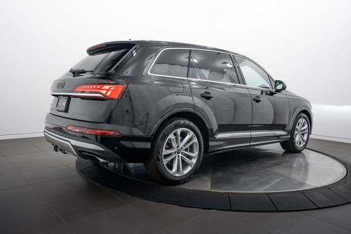 Mythos Black Metallic 2025 Audi Q7 55 Prestige