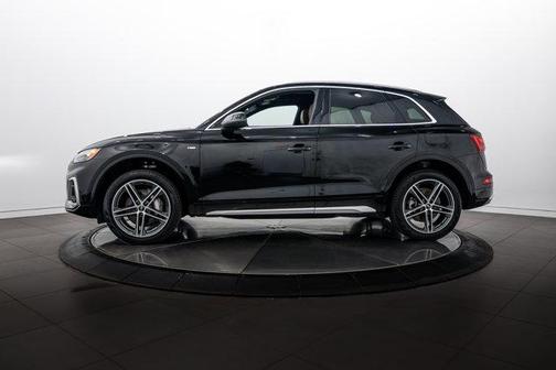 Mythos Black Metallic 2023 Audi Q5 e 55 S line Premium Plus