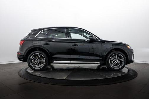 Mythos Black Metallic 2023 Audi Q5 e 55 S line Premium Plus