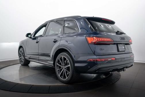 Waitomo Blue Metallic 2023 Audi Q7 55 Premium Plus