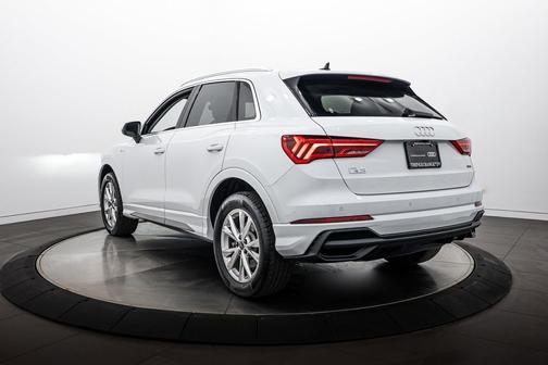 Glacier White Metallic 2023 Audi Q3 S line Premium