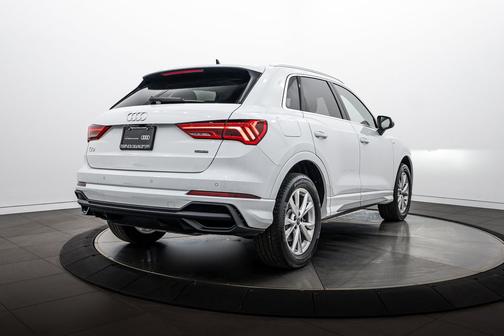 Glacier White Metallic 2023 Audi Q3 S line Premium