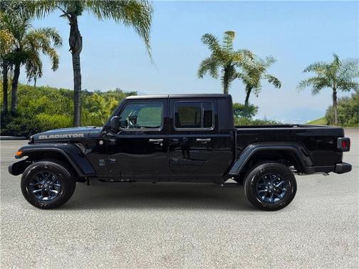 Black Clearcoat 2026 Jeep Gladiator 85th Anniversary Edition