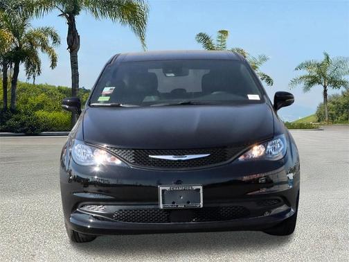 2025 Chrysler Voyager LX