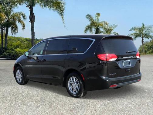 2025 Chrysler Voyager LX
