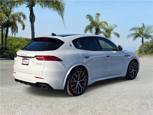 Bianco Astro Metallic 2026 Maserati Grecale Modena
