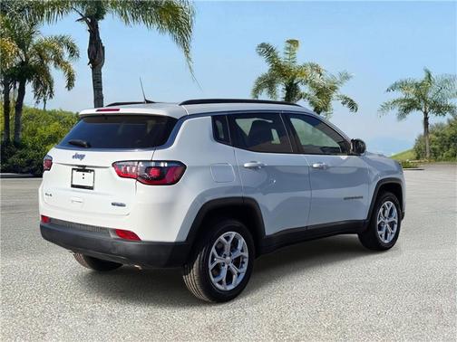 Bright White Clearcoat 2024 Jeep Compass Latitude