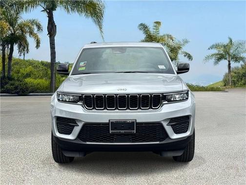 Silver Zynith 2026 Jeep Grand Cherokee Laredo