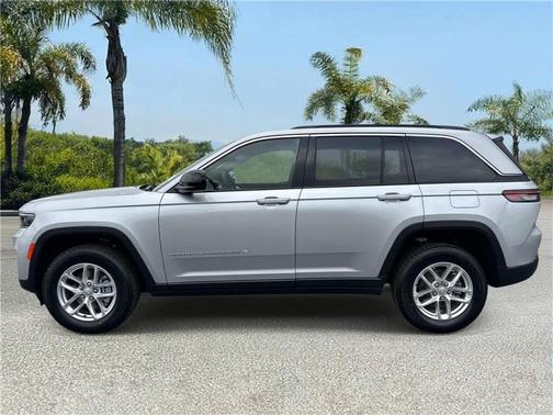 Silver Zynith 2026 Jeep Grand Cherokee Laredo