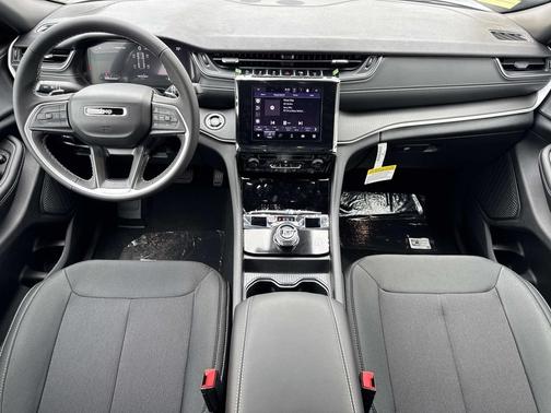 Silver Zynith 2026 Jeep Grand Cherokee Laredo