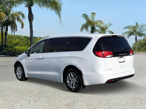2025 Chrysler Voyager LX