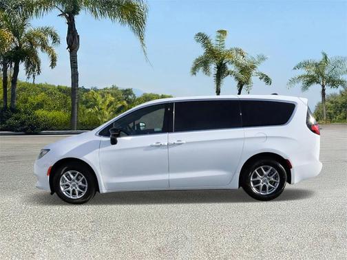 2025 Chrysler Voyager LX