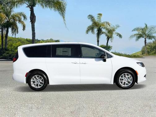 2025 Chrysler Voyager LX