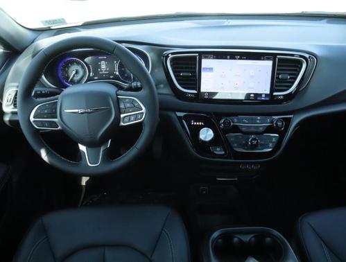2025 Chrysler Voyager LX