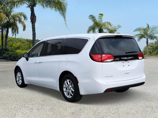 2025 Chrysler Voyager LX