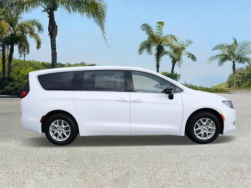 2025 Chrysler Voyager LX