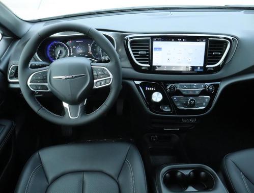 2025 Chrysler Voyager LX