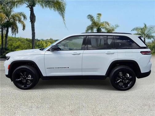 Bright White Clearcoat 2024 Jeep Grand Cherokee Altitude
