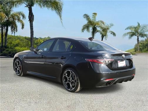 Vulcano Black Metallic 2025 Alfa Romeo Giulia RWD
