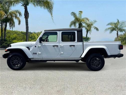 Bright White Clearcoat 2026 Jeep Gladiator Sport S
