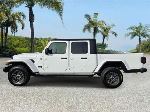 Bright White Clearcoat 2026 Jeep Gladiator Sport S