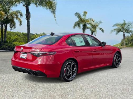 Rosso 2026 Alfa Romeo Giulia Base