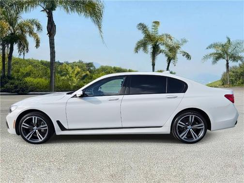 2019 BMW 740 i