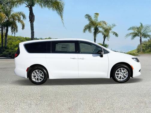 2025 Chrysler Voyager LX