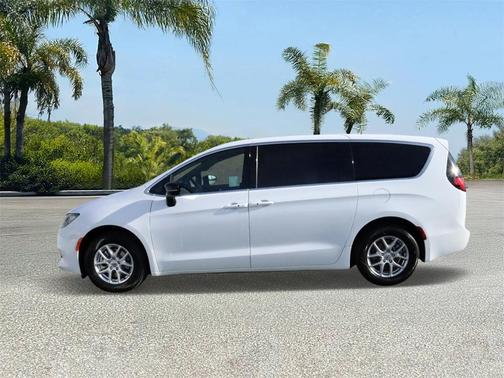2025 Chrysler Voyager LX