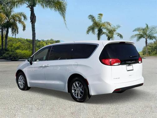 2025 Chrysler Voyager LX