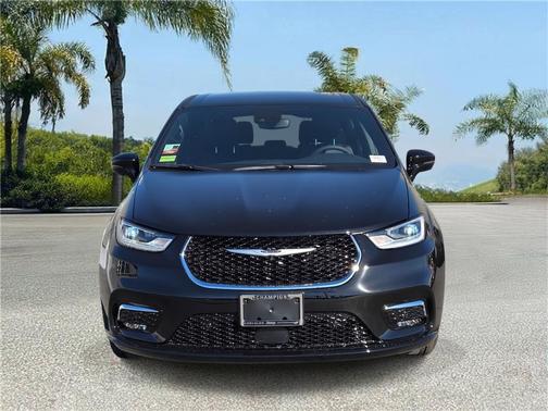 Diamond Black Crystal Pearlcoat 2026 Chrysler Pacifica L