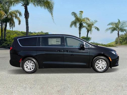 2025 Chrysler Voyager LX