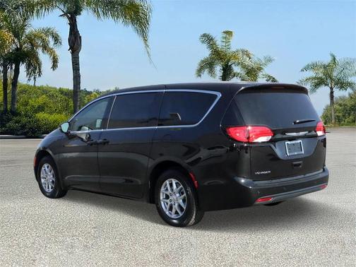 2025 Chrysler Voyager LX