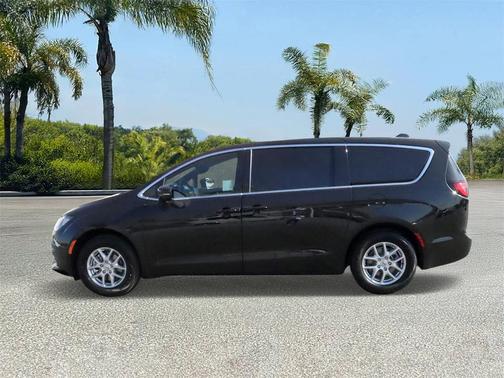 2025 Chrysler Voyager LX
