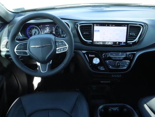 2025 Chrysler Voyager LX