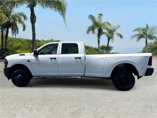Bright White Clearcoat 2026 RAM 3500 Tradesman Crew Cab 4x4 8' Box