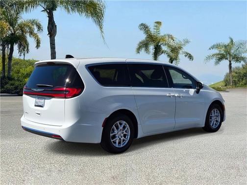 Bright White Clearcoat 2023 Chrysler Pacifica Touring L