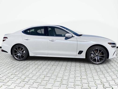 Uyuni White 2026 Genesis G70 2.5T RWD Prestige