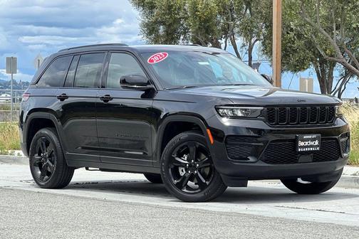 Diamond Black Crystal Pearlcoat 2023 Jeep Grand Cherokee Altitude