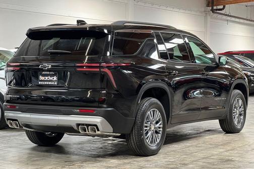 Mosaic Black Metallic 2026 Chevrolet Traverse LT